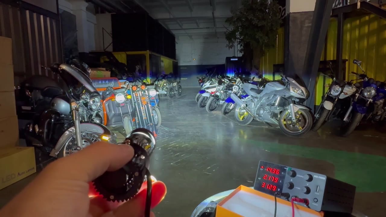 Линзованные Bi-LED лампы H4 Тяжелая Техника Y7D, 2 шт. — пример света 1